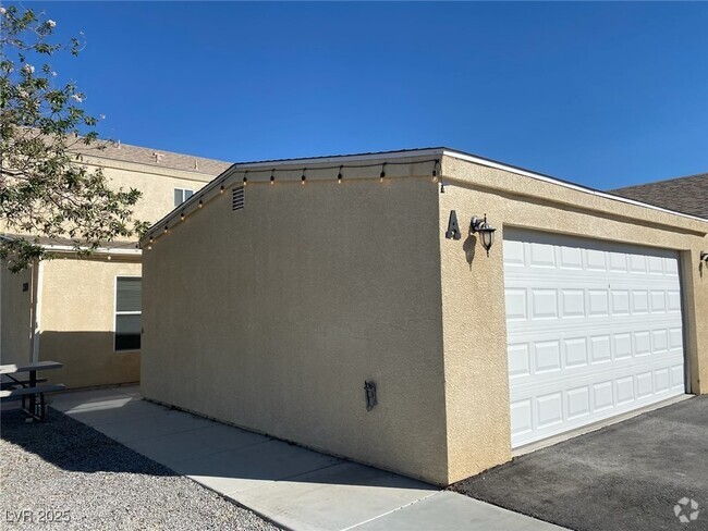 Building Photo - 2101 E Ambush St Rental