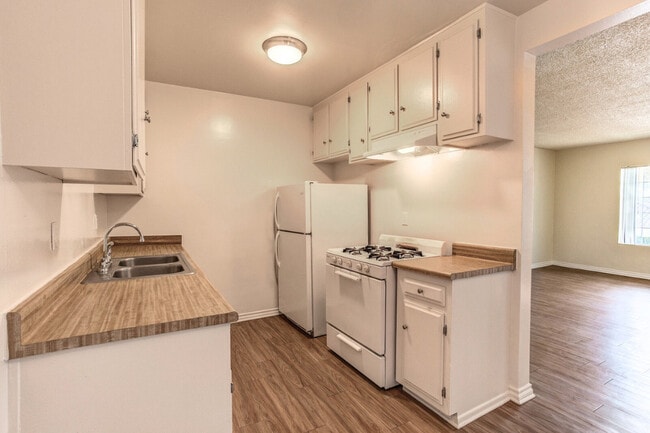 2 BR , 1 BA - Kitchen - Petrol East Rental