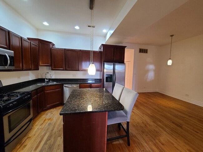 Photo - 4856 S Prairie Ave Unit 2