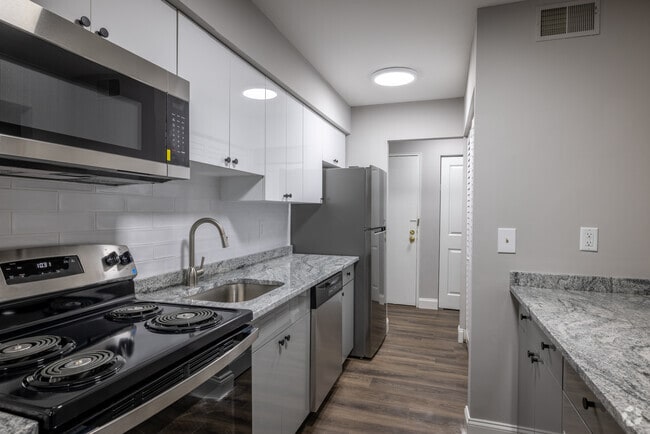 2BR, 2BA - 1,033SF - Kitchen