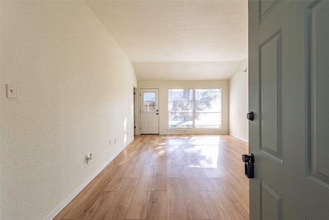 Photo - 462 Capehill Dr