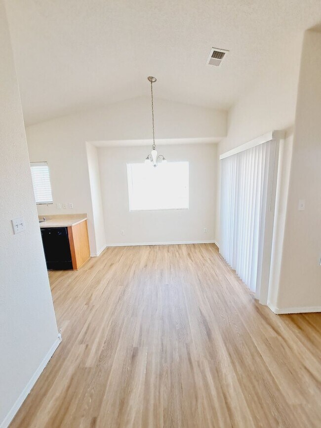 3 bed 2 bath home in Huning Ranch. Great Y... Casas en Alquiler Los