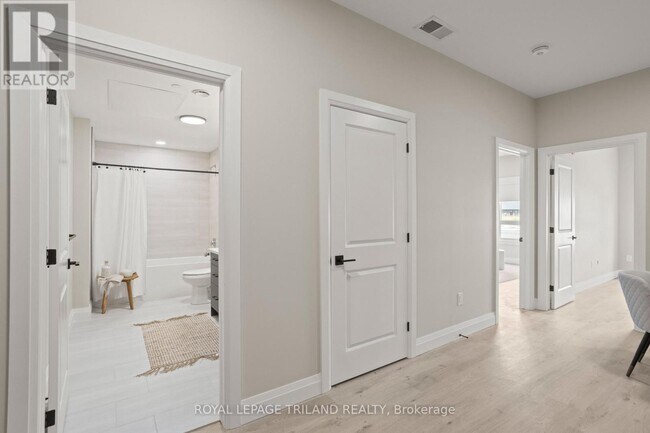 Photo - 33318 Richmond St