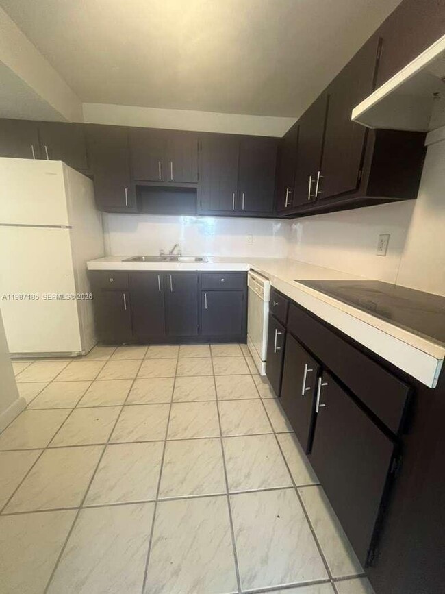 Building Photo - 2025 NE 164th St Unit 619