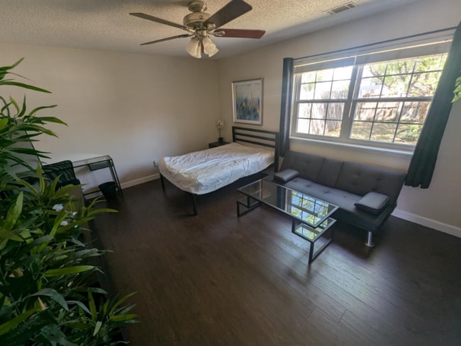Building Photo - 132 Sussex Dr Rental