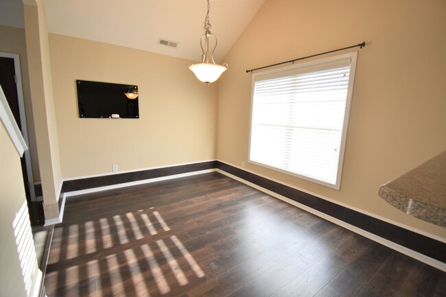 Photo - 3 Bedroom, 2 Bathroom Townhome (NO PETS)