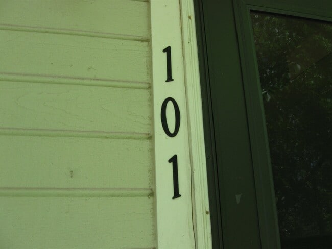 Building Photo - (52HU#13-101)
Littleton Location - Studio Unit 13-101 Rental