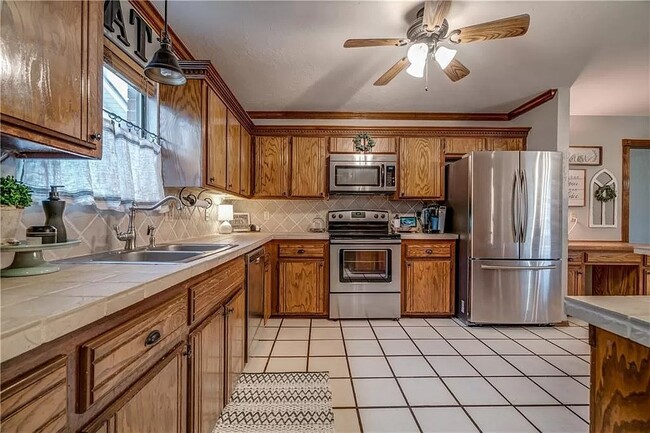 Photo - 2513 Redwood Ln