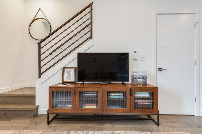 Photo - 762 Belmont Pl E Unidad SI ID1036001P