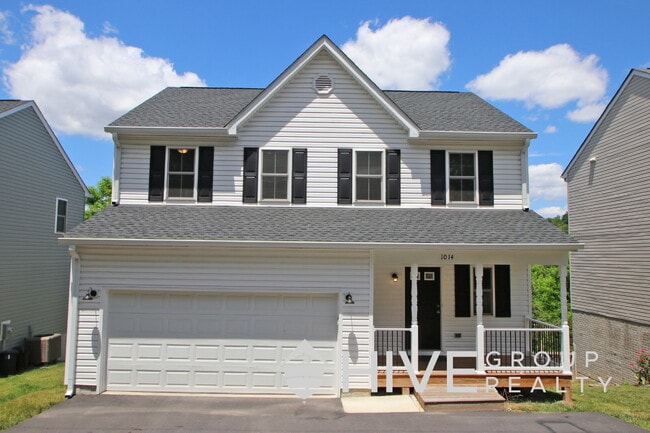 Building Photo - Modern Staunton Home with Attached Garage, Private Deck & Utilities Included