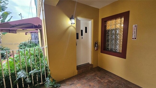 Building Photo - 1848 Madison St Unit 3