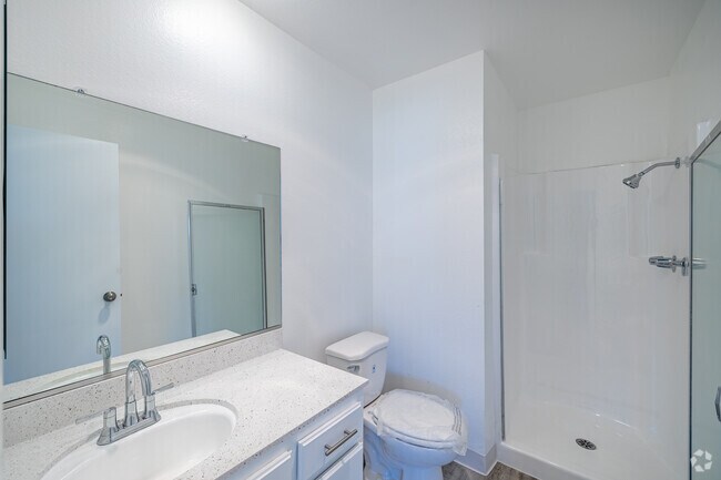 2BR, 2BA - 1,000SF - Bathroom