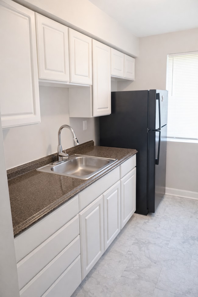 Photo - 2026 Move-In Special – $500 LEASE SIGNING BONUS!! Top-Floor 2-Bedroom Condo in Southwest DC – Rem... Unidad 303