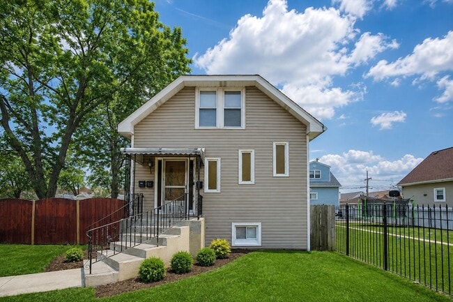 Building Photo - 2204 N Nagle Ave Unit 1