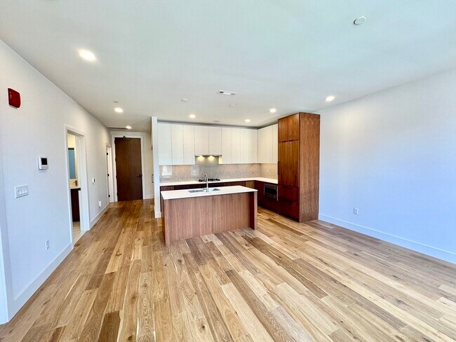 Building Photo - 566 Columbus Ave Unit 406