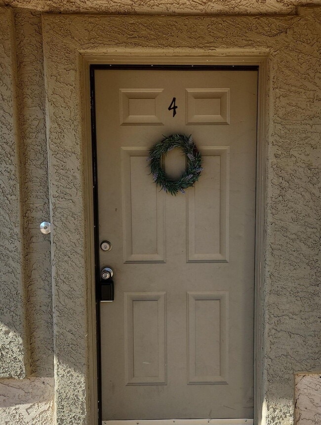 Building Photo - MARVELOUS TWO BEDROOMS AND ONE BATHROOM AV... Unit 4