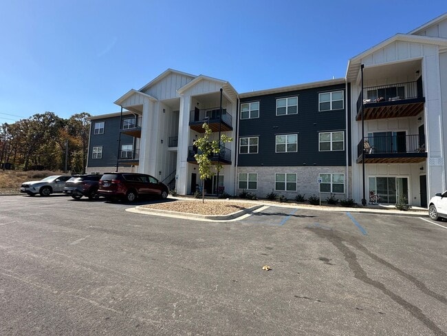 Building Photo - Golf Quarters - GQ 302 Unit GQ 302