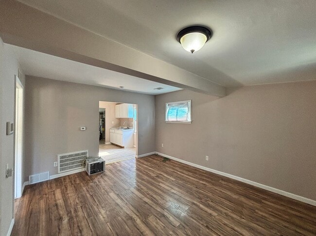 Photo - 7275 Chalmers Ave