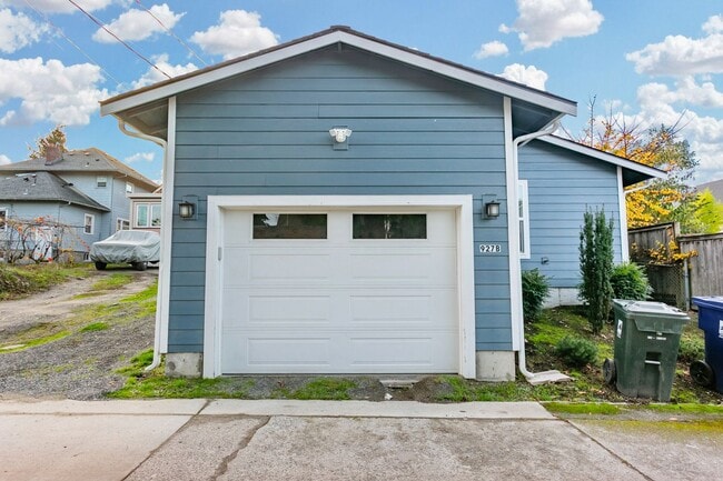 Building Photo - 927 S Cushman Ave Unit Back House