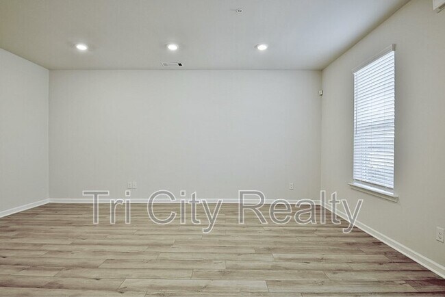 Photo - 250 Cobalt Dr