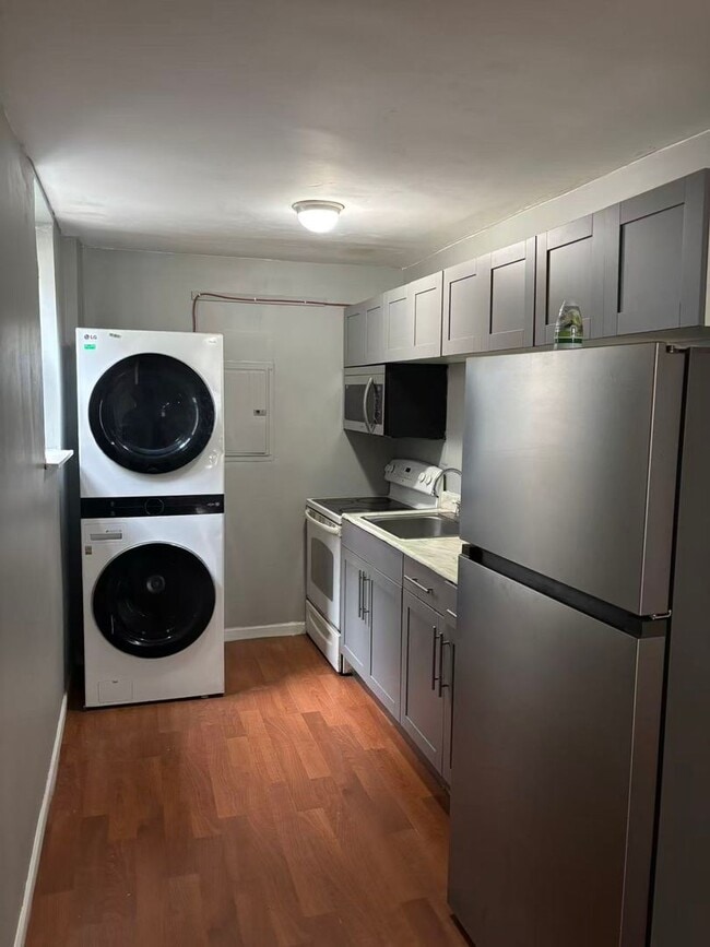 Three Bedroom and One bathroom apartment - Three Bedroom and One bathroom apartment Unit 2F