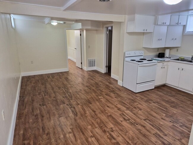 Building Photo - 208 S 11th St Unit 3 Basement