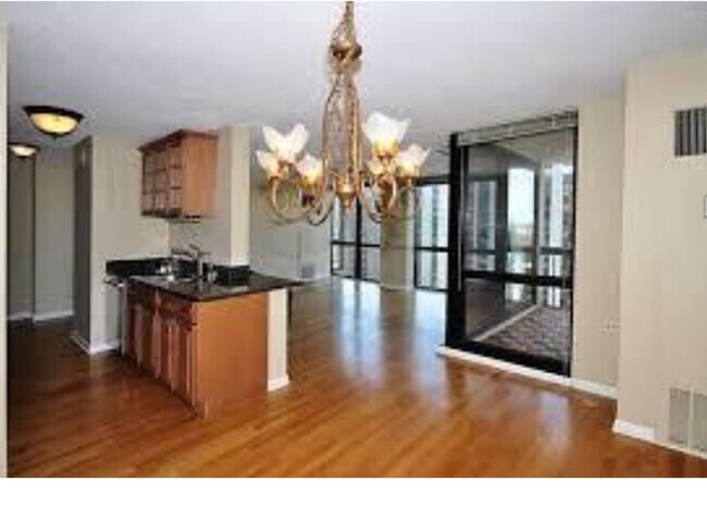 Dining area - 1122 N Clark St Unit 1403