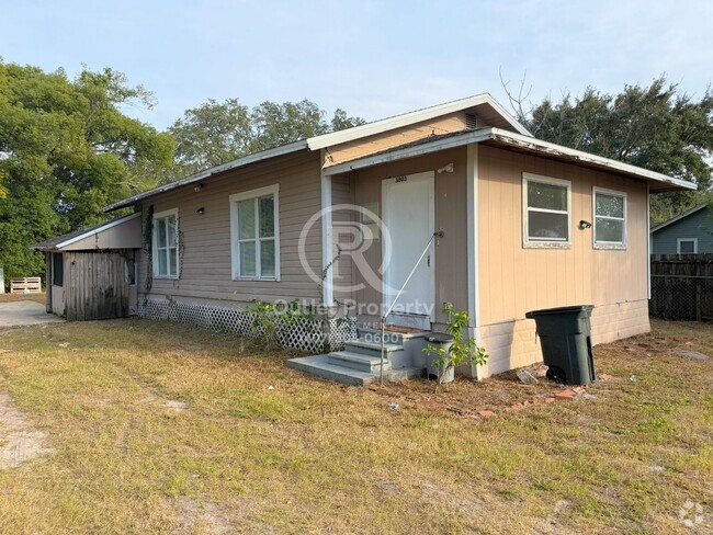 Building Photo - Spacious 3 Bedrooms / 1 Bathroom Home For ...