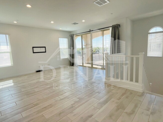 Photo - 784 S Hawk Ln