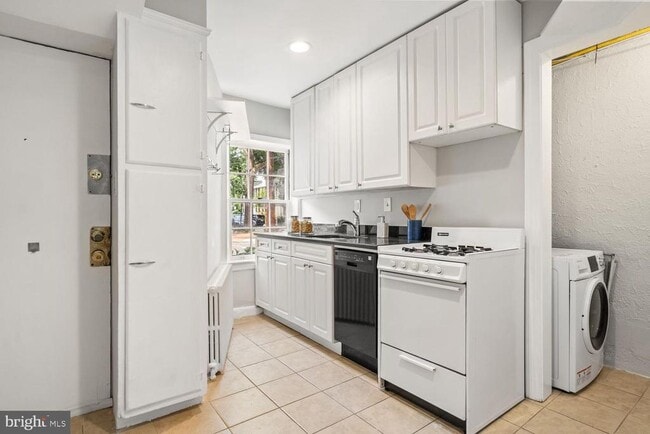 Photo - 2702 Dumbarton St NW