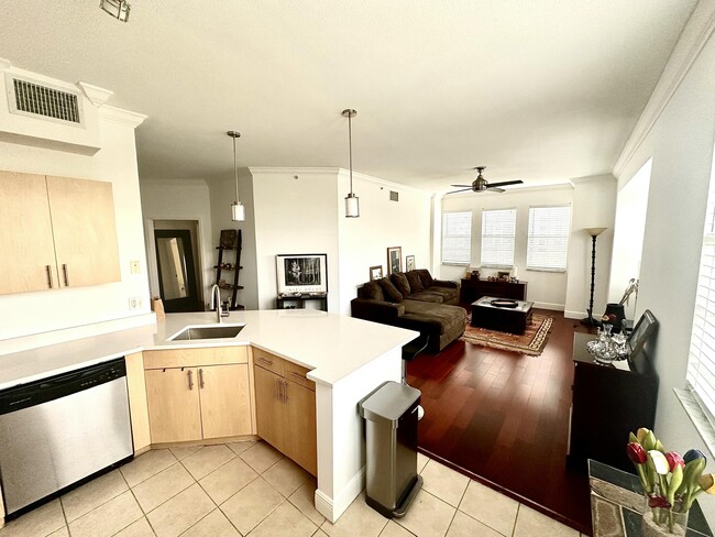 Building Photo - 533 NE 3rd Ave Unit 527