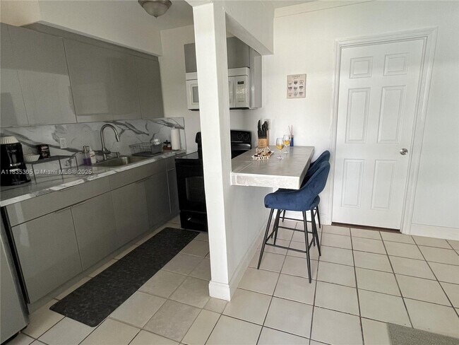 Photo - 1040 SW 28th St Unidad 2