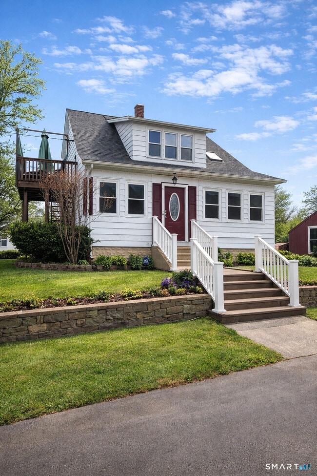 Building Photo - 557 Strong St