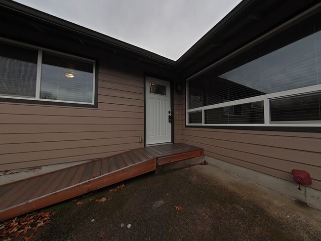 Building Photo - 2 Bedroom Apartment ~ Close to 9th Street Unit 3288 NE Lancaster #4