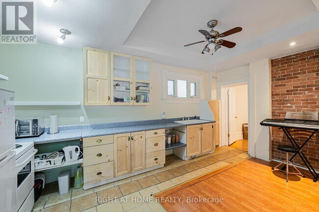 Photo - 220 Lyon St. N