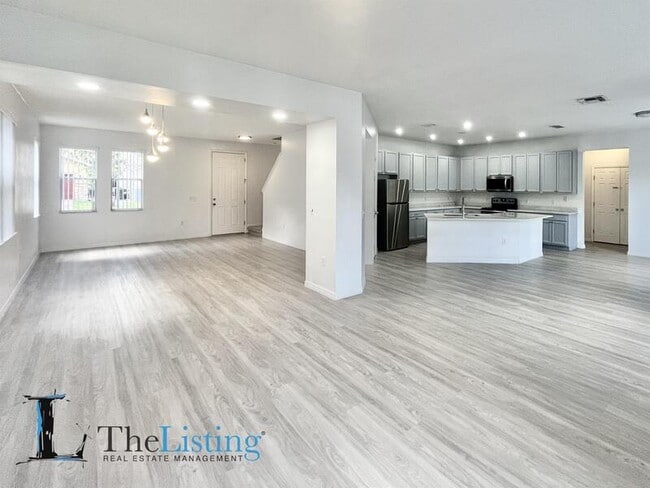 Photo - 613 Alfani St