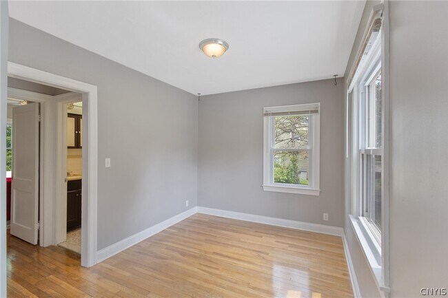 Photo - 116 Richmond Rd E