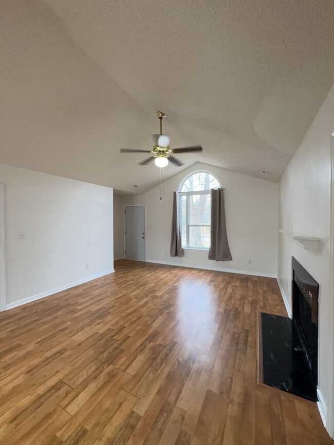 Photo - Spacious 3 Bedroom Home-122 Horse Shoe Bend