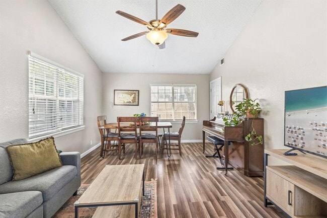 Photo - 11004 Elm St