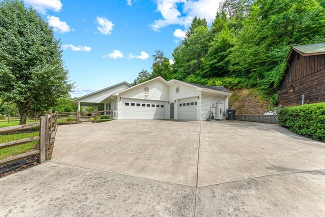 Photo - 519 Country Oaks Dr