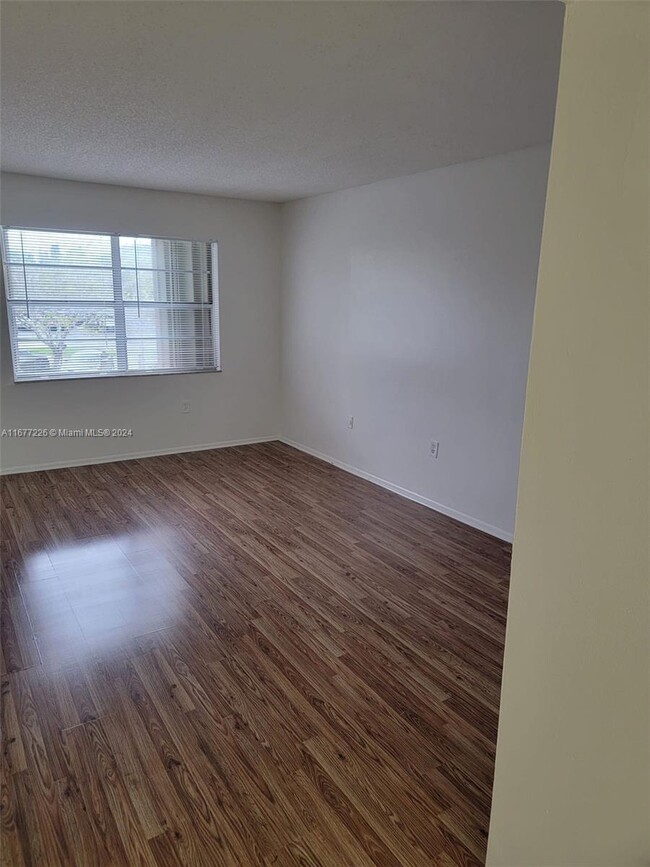 Building Photo - 4324 NW 9th Ave Unit 5-2E Rental