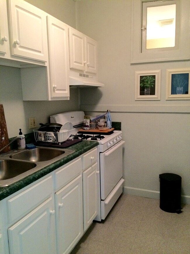 Photo - Steps from Audubon Park!!! Natural light, appliances included, Laundry on site Unidad 5