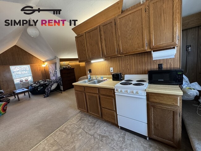 Photo - Upper Level Studio Near Campus, Free Parki...