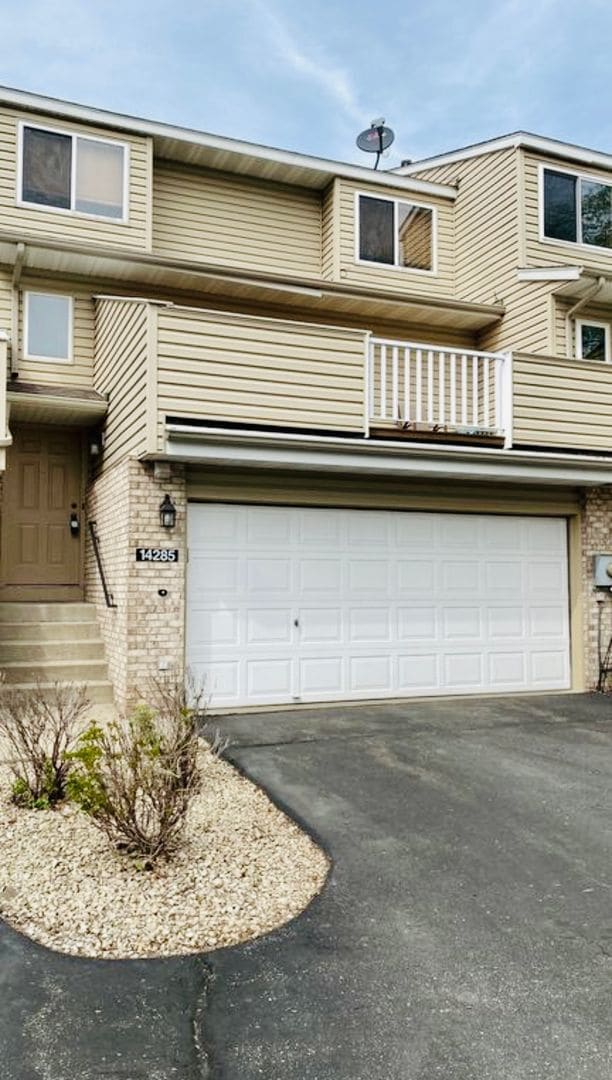 Building Photo - Spacious 2-Bedroom, 2.5 Bathroom, Tri-Leve...