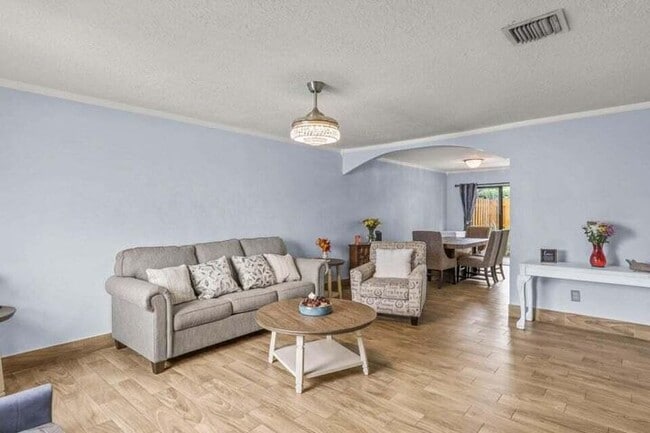 Photo - 901 Riverside Dr