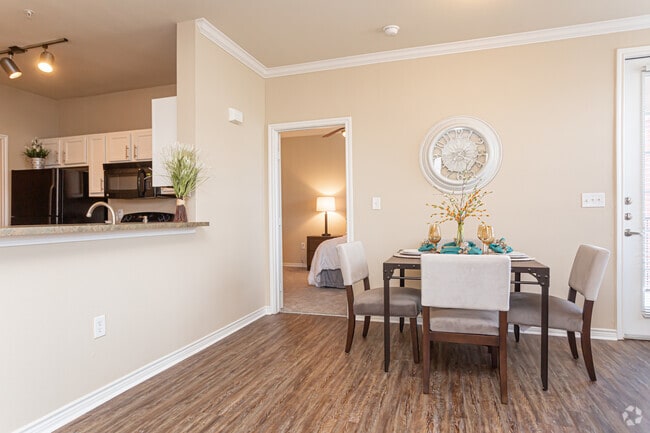 2 BR, 2 BA - 1050 SF