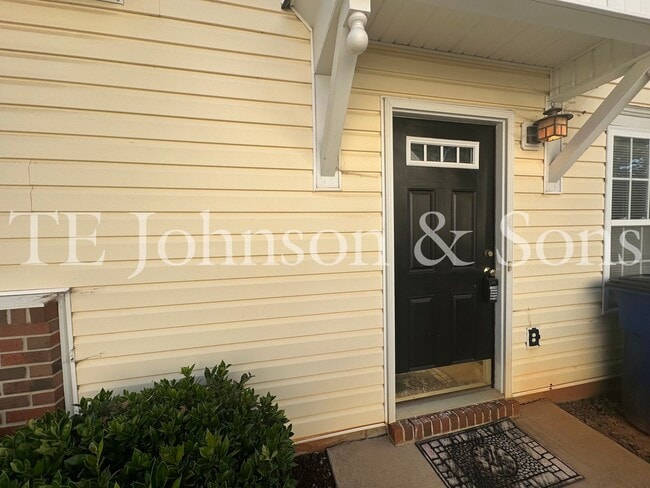 Photo - Spacious 3 Bedroom with Main Level Primary Suite