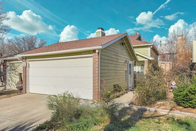 Building Photo - Spacious 2-Bed Townhome with Private Yard & 2-Car Garage in Aurora