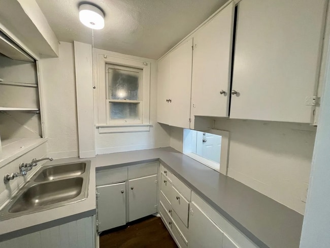 Photo - RENOVATED STUDIO WEST CENTRAL APARTMENT | HISTORIC BUILDING | PET FRIENDLY Unit 1425 1/2