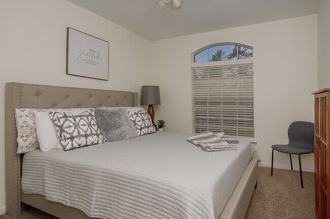 Photo - 110 N Valley Oaks Cir